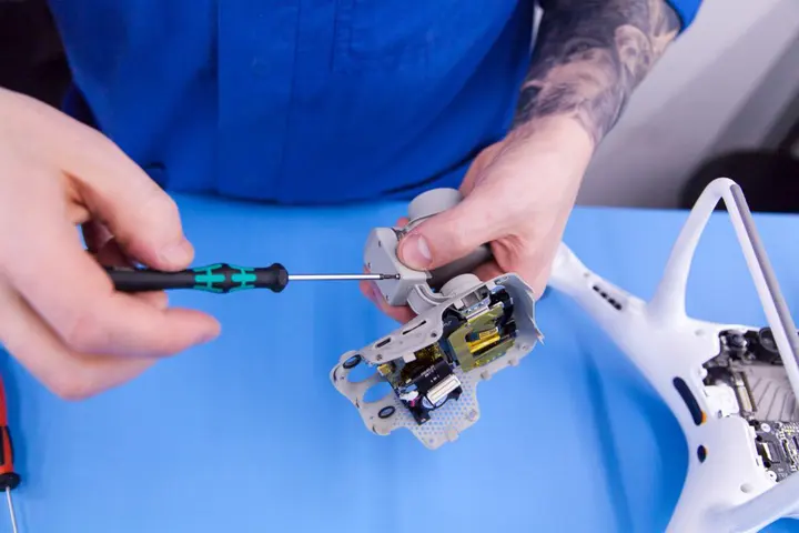 DJI Phantom 4 – repararea cablului de la gimbal